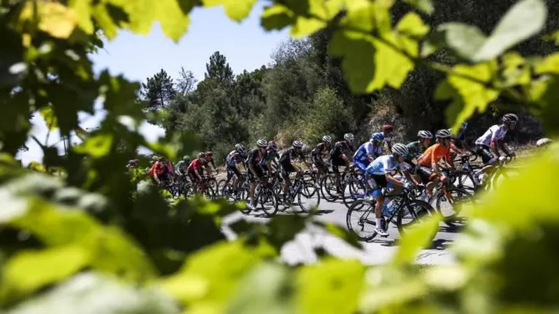 O italiano Marco Tizza (Amore & Vita-Prodir) venceu hoje isolado a quinta etapa da Volta a Portugal em bicicleta, na Guarda, onde o espanhol Gustavo Veloso (W52-FC Porto) segurou a liderança da corrida.