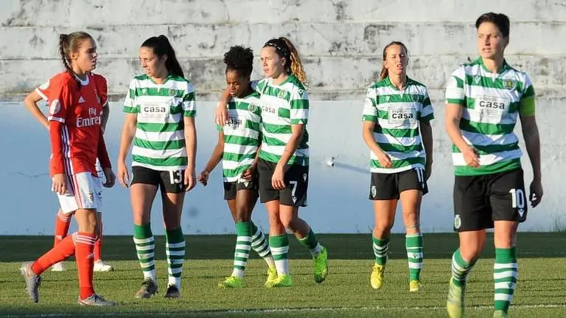 A madeirense Fátima Pinto (n.º 13) após um dos golos do Sporting.   Foto Álvaro Isidoro/Global Imagens