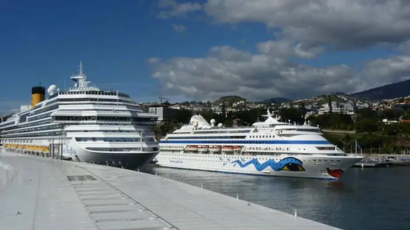 Hoje estão dois navios no Porto do Funchal, transportando 4.131 passageiros e 1.397 tripulantes. Um desses parte a esta hora rumo a Malaga.  Foto DR/APRAM