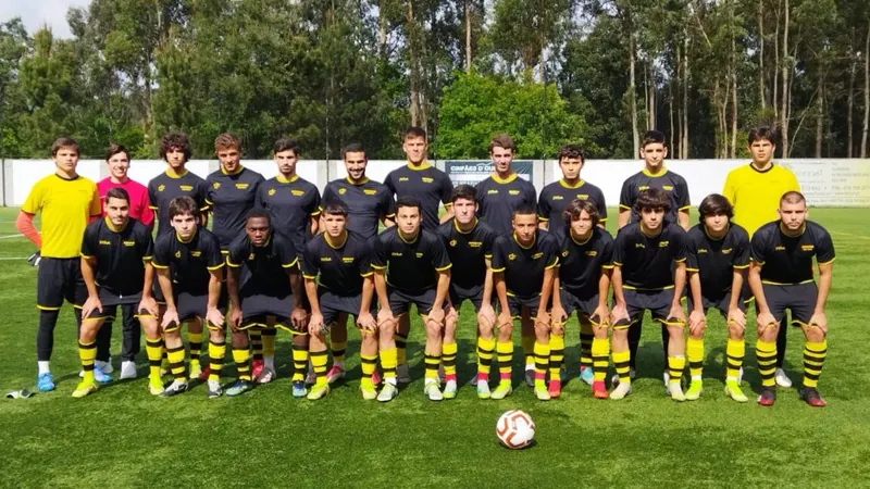 Os atletas madeirenses com as cores do Desportivo de Leça do Balio.