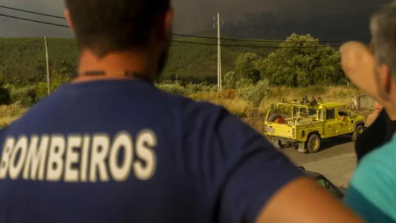Para o comandante dos Bombeiros, a forma como deflagraram os dois incêndios, indicia que terá tido origem criminosa.