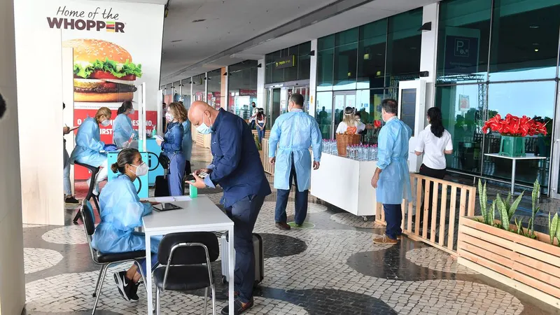 Quando não apresentam teste feito na origem, os passageiros fazem o teste à chegada à Madeira. Foto Rui Silva/Aspress