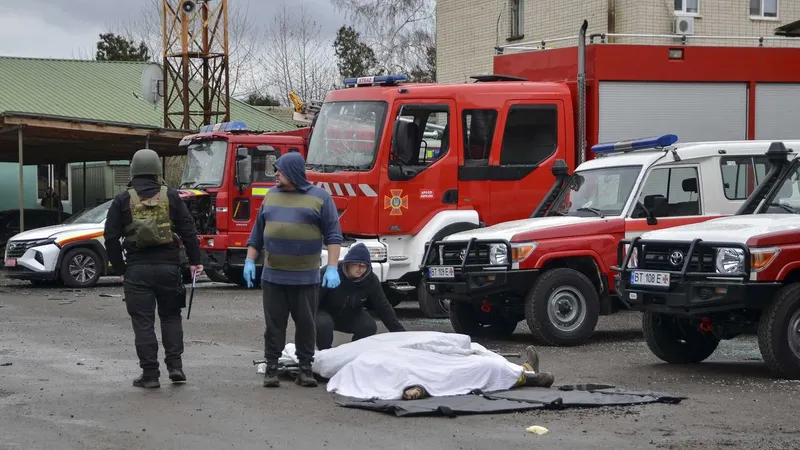 Quartel de bombeiros em Kherson após um ataque russo a 6 de Janeiro de 2022, após, no dia anterior, Vladimir Putin ter declarado cessar-fogo para as celebrações do Natal ortodoxo.