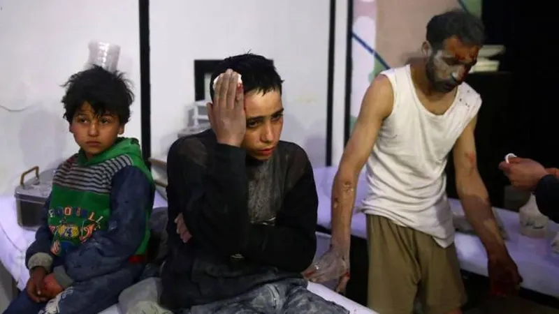 Crianças e um homem feridos num hospital de Ghouta. Foto Bassam Khabieh/Reuters