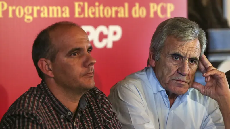 Em 2015, Paulo Raimundo ao lado de Jerónimo de Sousa.&nbsp; &nbsp;Foto Arquivo/MANUEL DE ALMEIDA/LUSA