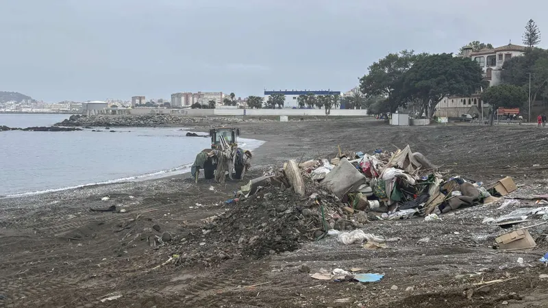 Em Ceuta,&nbsp;foram removidas mais de 200 toneladas de resíduos da praia Trampolin, onde permaneceram centenas de imigrantes.&nbsp;