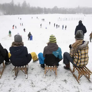 Descidas de trenó numa colina de Roterdão, Holanda. FOTO PIETER STAM DE JONGE/EPA