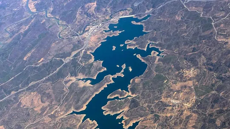 Foto icónica do Rio de Odeleite e da Barragem de Odeleite.&nbsp; &nbsp;Foto DR/Twitter