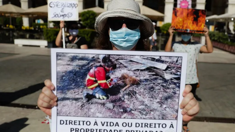Uma vigília semelhante tinha sido realizada ontem, em Lisboa (na foto).