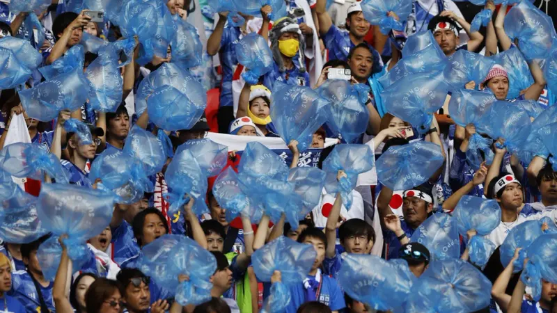 Já é hábito os adeptos japoneses limparem as bancadas depois dos jogos do Mundial, postura que voltou a suceder no Qatar.&nbsp;