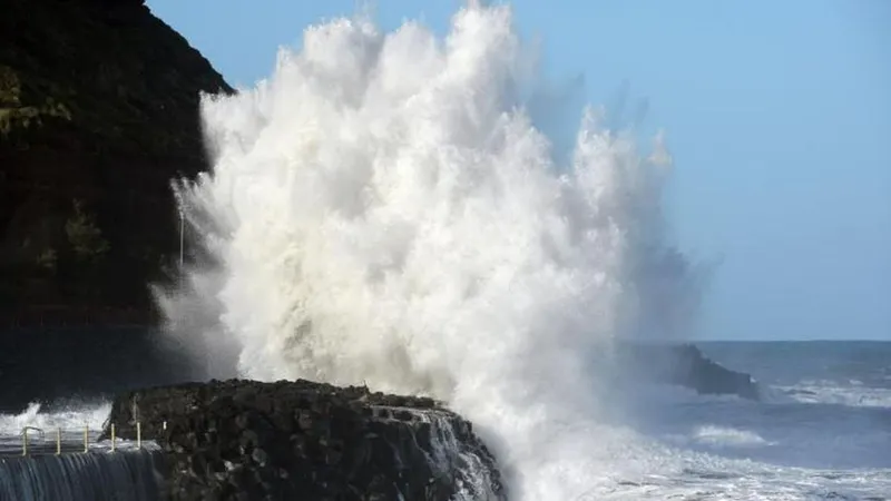 A costa norte da Madeira terá ondas até 4,5 metros.   Foto Arquivo
