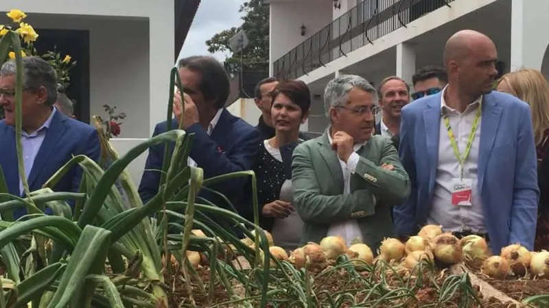 Filipe Sousa, de verde, hoje durante o desfile no Caniço.