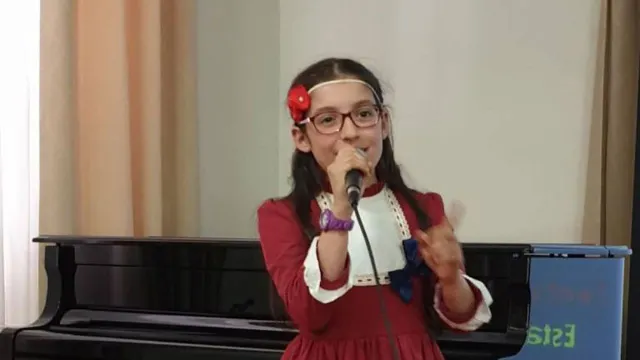 Iara Almas interpretou ‘Caixa Encantada’ no encerramento da apresentação do Festival.