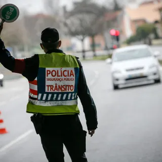Agentes da PSP
controlam o tráfego rodoviário na Circunvalação durante o recolher obrigatório
do estado de emergência no âmbito das medidas de contenção da covid-19, Porto,
15 novembro 2020. FOTO JOSÉ COELHO/LUSA