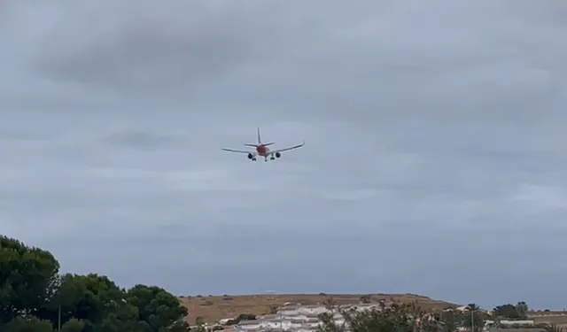 Momento da aterragem do avião da easyJet no Aeroporto de Porto Santo