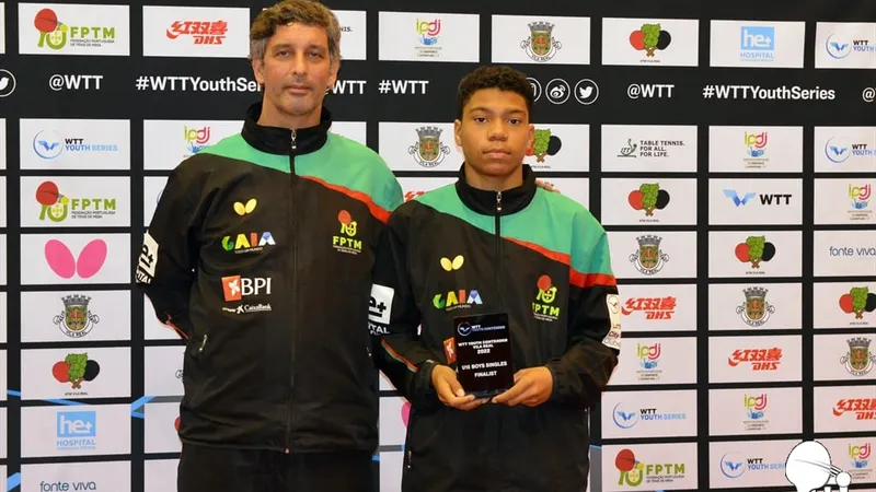 O madeirense Ricardo Faria ao lado do internacional sub-15 Tiago Abiodun. Foto FPTM