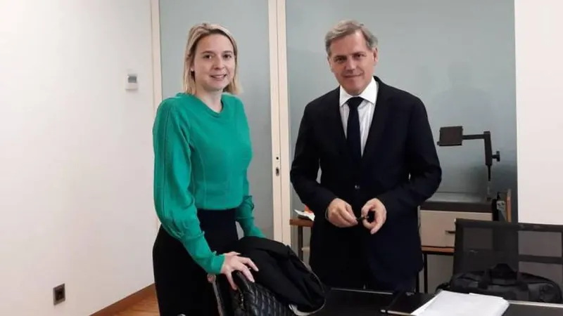 O secretário regional de Mar e Pescas, Teófilo Cunha recebeu hoje a eurodeputada do PSD Cláudia Monteiro de Aguiar, na Direcção Regional de Pescas.
