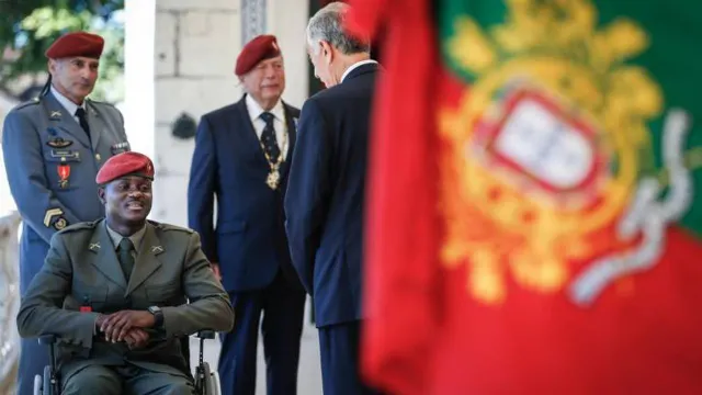 O presidente da República, Marcelo Rebelo de Sousa, condecorou o Regimento de Comandos com a Ordem da Liberdade