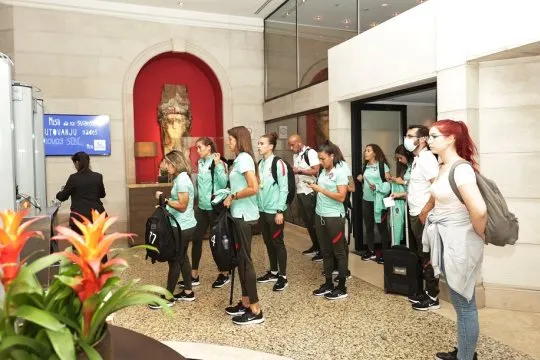 A selecção nacional feminina à chegada a Belgrado.  Foto DR/FPF