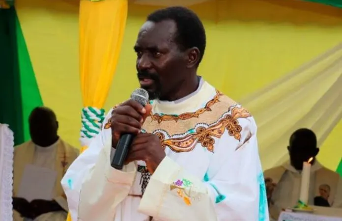 O sacerdote missionário católico Josiah K'Okoal foi encontrado enforcado num bosque.