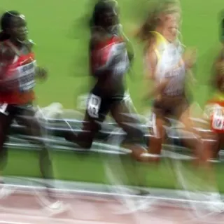 Aletas competem na final feminina de 5 mil metros no mundial do Qatar. Foto EPA/VALDRIN XHEMAJ