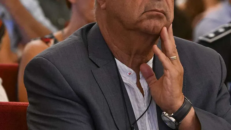 Sobre a ausência de metro no Funchal, Carlos Carvalho deixou uma nota de humor: “Qualquer dia andamos de drones, por isso pode ser que seja solução.”