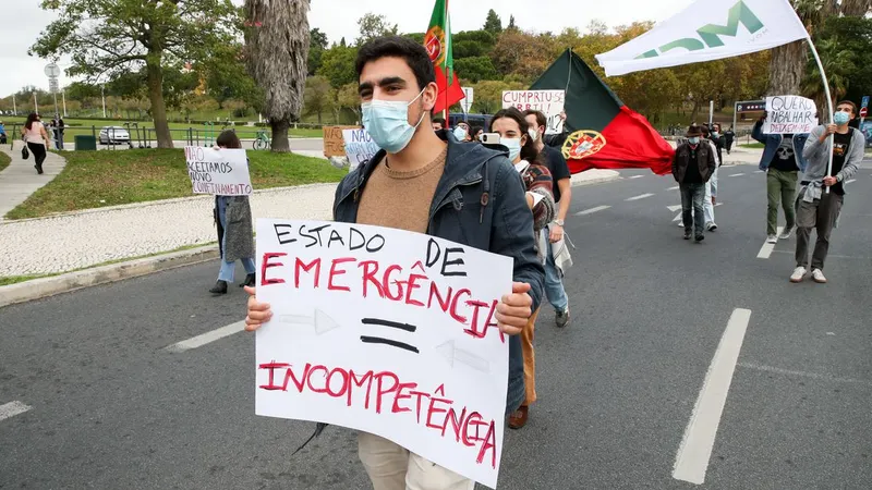 Jovens na manifestação
Gerações à Rasca protestam contra as medidas tomadas pelo Governo no âmbito do
estado de emergência, por entenderem ser desapropriadas, no que toca à
sustentabilidade da economia do país, e contraproducentes, para o sector da
saúde, esta manhã na Praça do Marquês de Pombal. FOTO MANUEL DE ALMEIDA/LUSA