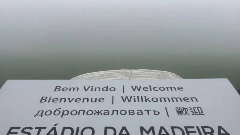 É possível ver o denso nevoeiro que está neste momento no estádio.   Foto DR