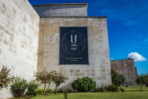 Universidade de Lisboa entre a 201.ª e 300.ª posição do ranking.