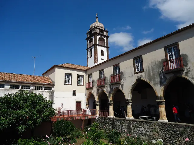 Claustro do Convento de Santa Clara e torre sineira, 2013. Atribuição: PESP / Wikimedia CC-BY-SA 4.0