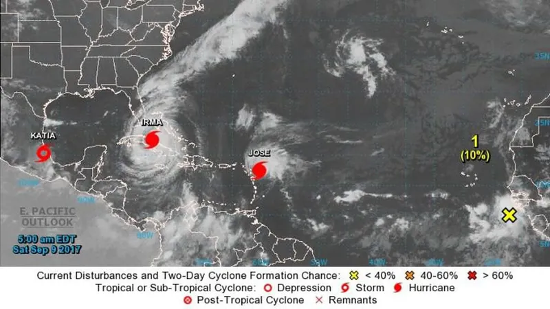 A mais recente actualização do National Hurricane Center aponta para nova depressão a formar-se na costa africana, logo abaixo de Cabo Verde.   Foto NHC-NOAA