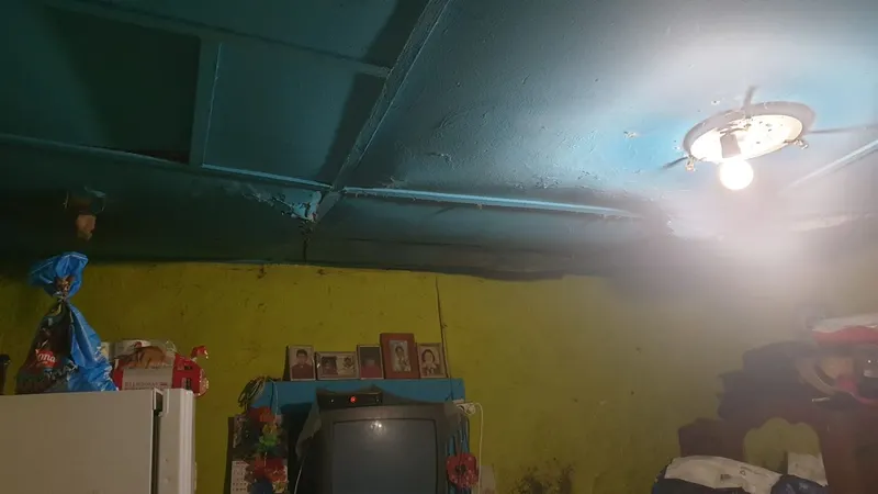 Muro abateu sobre a casa