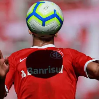Um instantâneo do jogo do campeonato brasileiro entre o Internacional (Porto Alegre) e o Corinthians, no estádio Beira Rio. FOTO REUTERS/Diego Vara