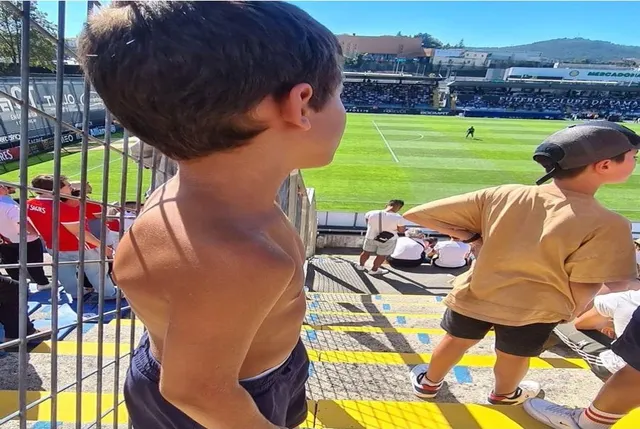 Criança despiu a camisola do Benfica no último desafio diante o Famalicão.