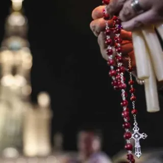 Milhares de fiéis em oração no santuário de Fátima