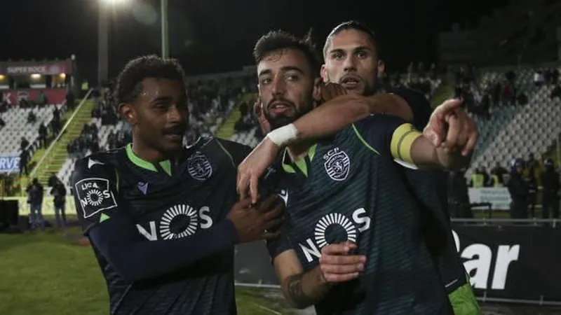 Festejo do golo de Bruno Fernandes (1-3) com Marcus Wendel, Pedro Mendes. Foto Filipe Amorim/Global Imagens
