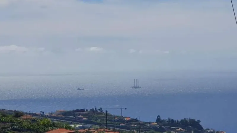 Plataforma petrolífera avistada ao largo na costa sul da ilha. Foto Rúben Santos