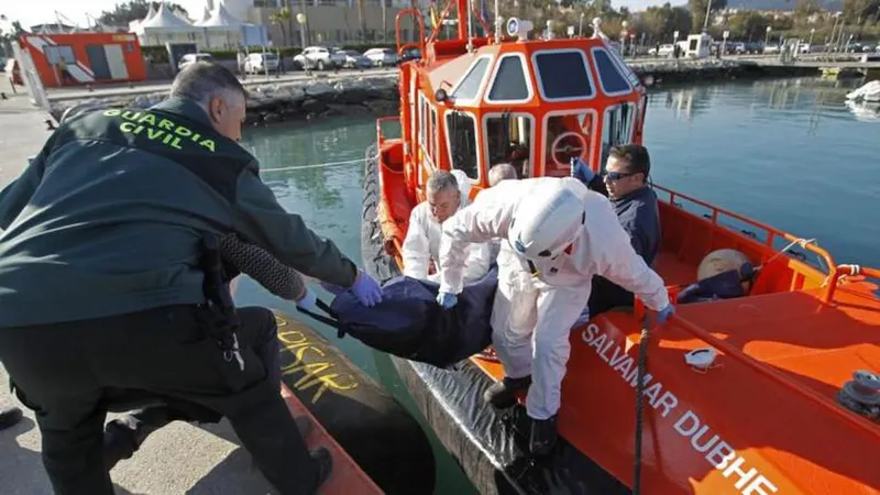 Os migrantes continuam a arriscar, alguns perdendo a vida, como aconteceu na foto, na Costa da Andaluzia.   Foto  EPA/A. CARRASCO RAGEL