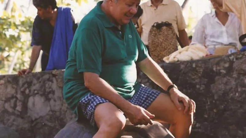 Mário Soares mergulhou nas límpidas águas das Seychelles e deixou-se fotografar com uma tartaruga gigante.