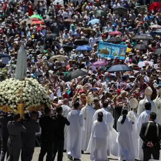 Milhares de fiéis em oração no santuário de Fátima