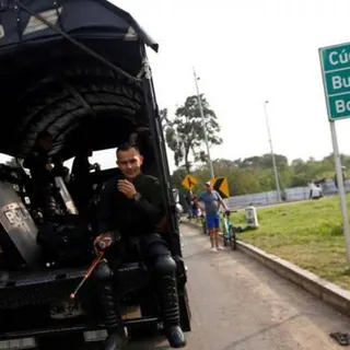 Um camião com polícias chega à ponte transfronteiriça de Tienditas, em Cucuta, Colômbia, esta quinta-feira. Foto REUTERS / Luisa Gonzalez