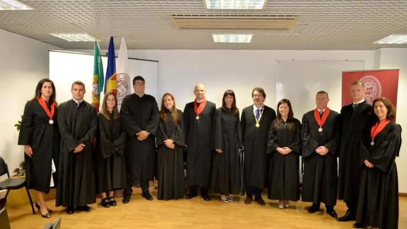 Os novos advogados com o bastonário e os membros do Conselho Regional da Ordem.  FOTO RUI SILVA/ASPRESS