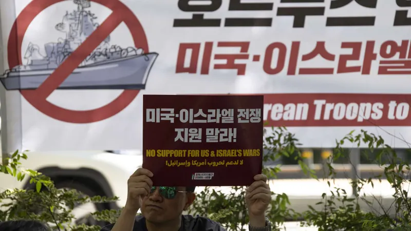 Na Coreia do Sul não demoraram os protestos contra a intenção de intervenção militar.&nbsp; &nbsp;Foto&nbsp;JEON HEON-KYUN/EPA
