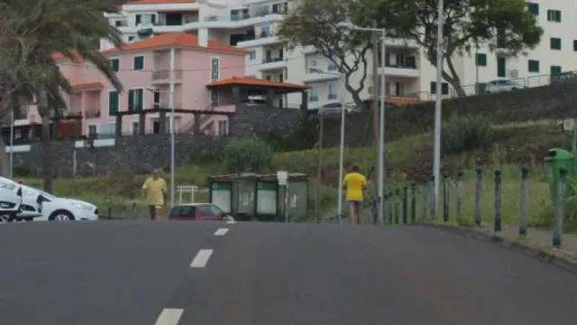 A população só tem uma alternativa para o exercício físico nos Reis Magos que é fazê-lo em plena estrada.