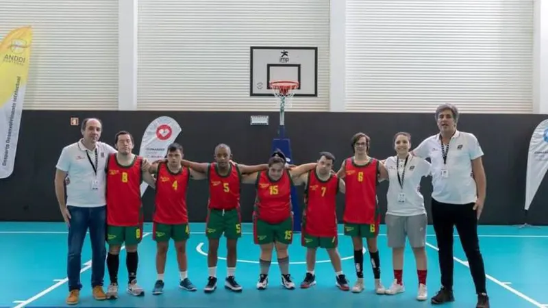 A selecção portuguesa de basquetebol que foi vice-campeã mundial e que contou com os atletas madeirenses (camisola 4 e 7)