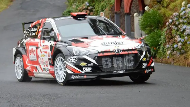 Ao contrário de 2017 (Hyundai NG I20 R5) e 2018 (Hiunday i20R5) Basso já não conduz um carro de marca coreana. Guia, isso sim, um Škoda Fabia R5. Foto ASPRESS