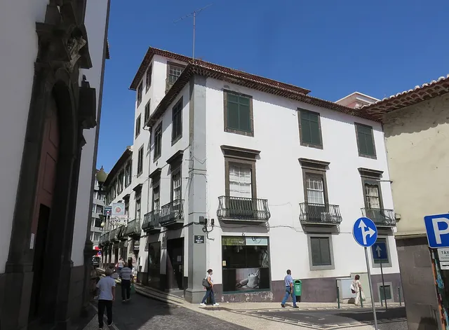 Antiga residência Phelps, de fins do século XVIII, no atual n.º 6 da rua do Carmo, na qual também geriam um pequeno hotel  nas décadas de 1830 e 1840, no qual esteve instalada a família de Emily Shore (1819–1839), outra jovem diarista que escreveu sobre o Funchal (Atribuição: Paulo Perneta / Wikimedia CC-BY-SA 4.0)