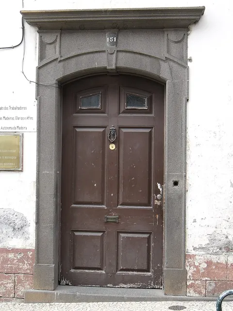 Entrada do n.º 151 da Rua dos Ferreiros, em cujo 2.º andar está instalado o Sindicato Livre dos Trabalhadores da Indústria de Bordados, Tapeçarias, Têxteis e Artesanato da Região Autónoma da Madeira