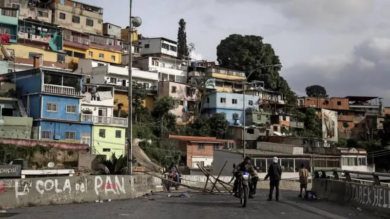 Uma rua encontra-se bloqueada por manifestantes da oposição a Maduro.  Foto EPA