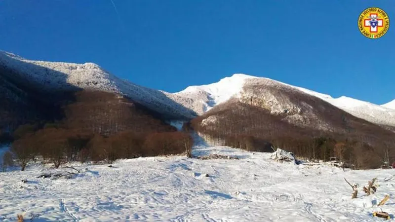 O hotel Rigopiano ficava bem no meio por onde escorreu a avalanche de neve.   Foto EPA/Corpo de Resgate em Montanha italiana